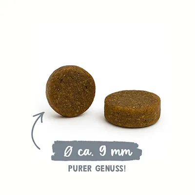 Zwei runde Futterstücke, Durchmesser ca. 9 mm, Text: PURER GENUSS!