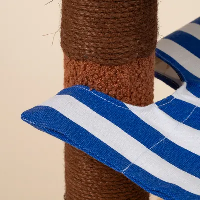 TIAKI krabpaal palmboom met gestreepte hangmat TIAKI krabpaal palmboom met gestreepte hangmat