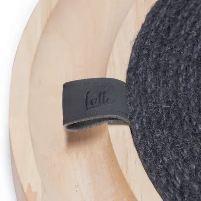 Designed by Lotte katt­leksak Idah i trä