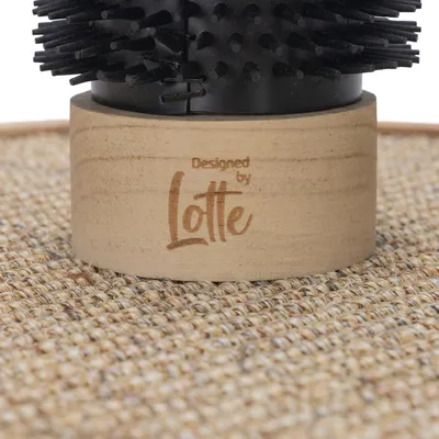 Designed by Lotte griffoir en bois Fida