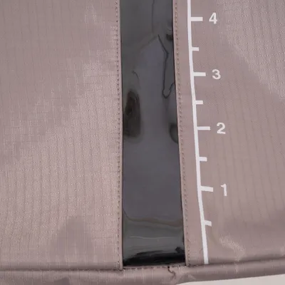 1-től 4-ig terjedő mérőskála szürke anyagon, alkalmas a töltöttségi szint kijelzésére. 1-től 4-ig terjedő mérőskála szürke anyagon, alkalmas a töltöttségi szint kijelzésére.