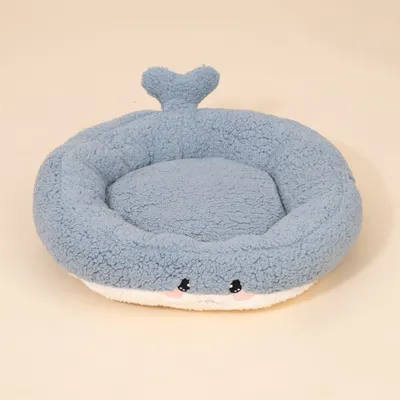 Rundes, blaues Kuschelbett aus Plüsch mit Walflossen-Design und aufgesticktem Gesicht vorne.