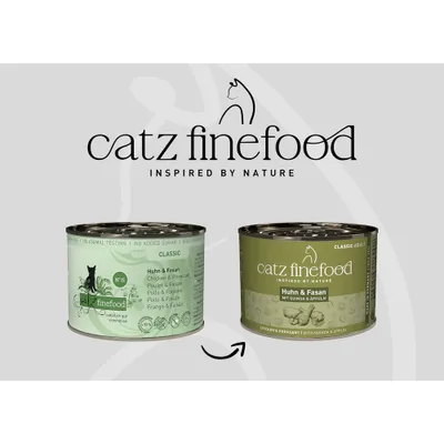catz finefood Classic kuracie a bažant, vľavo staré balenie, vpravo nové balenie s prídavkom 's quinou a jablkami'. Obe konzervy sú zobrazené vedľa seba. catz finefood Classic kuracie a bažant, vľavo staré balenie, vpravo nové balenie s prídavkom 's quinou a jablkami'. Obe konzervy sú zobrazené vedľa seba.