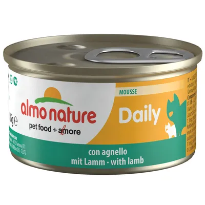 Konzerva almo nature pet food + amore Daily Mousse, con agnello mit Lamm with lamb, 85 g. Žlutý a zelený obal s ilustrací kočky.