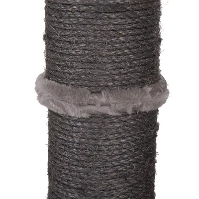 Tronc de griffoir en sisal foncé avec un anneau recouvert de tissu peluche gris au centre, vue rapprochée des matériaux.