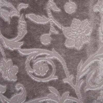Motif floral en relief sur tissu doux, couleur gris taupe. Texture velours visible, sans autres éléments distinctifs.