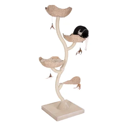Kratzbaum mit vier Ebenen aus geflochtenem Naturmaterial, Spielzeuganhänger mit Federn. Schwarze Katze auf einer der oberen Ebenen.