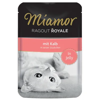 Miamor Ragout Royale vasikkaa mureina paloina hyytelössä. Pakkauksessa makaa kissa.