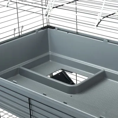 Graue Kunststoffwanne mit integriertem Bereich und Öffnung, umgeben von Metall-Gitterwänden. Geeignet für Kleintierkäfige.