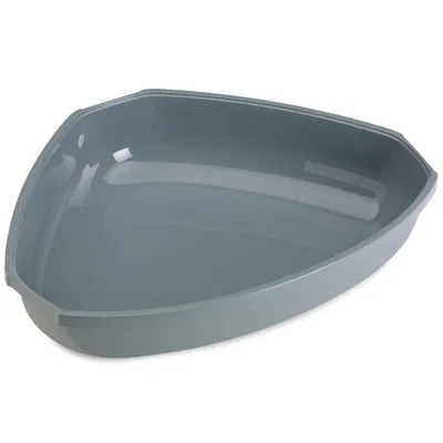 Hoekvormige kattenbak van grijs plastic, zonder deksel of extra accessoires zichtbaar.