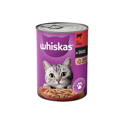 Whiskas konzerva za mačke z govedino v omaki, 100% reciklirana, vijolična embalaža s sliko sive mačke in skledo hrane.