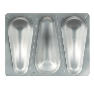 Blister in plastica e alluminio con tre scomparti sagomati, senza testo o marchi visibili.