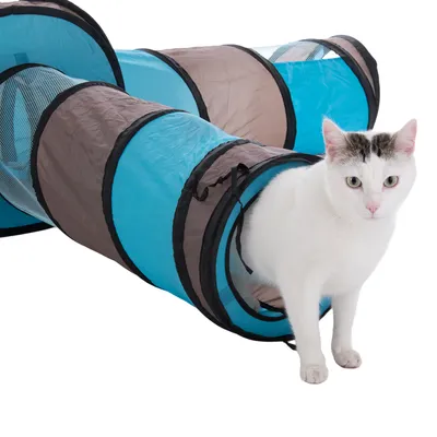 Spielzeug-Tunnel aus blauem und braunem Stoff mit Netzdetails, eine weisse Katze tritt aus dem Tunnel heraus.