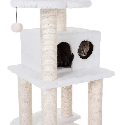 Kratzbaum mit weissem Plüschbezug, Sisalstämmen und Höhle. Katze schaut aus einer Öffnung der Höhle heraus.