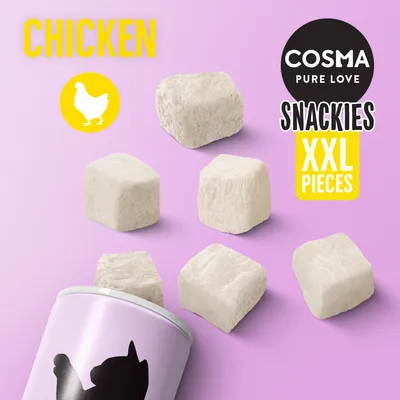 COSMA PURE LOVE SNACKIES XXL PIECES, CHICKEN. Bild på frystorkade kycklingbitar och burk med kattmotiv mot lila bakgrund.
