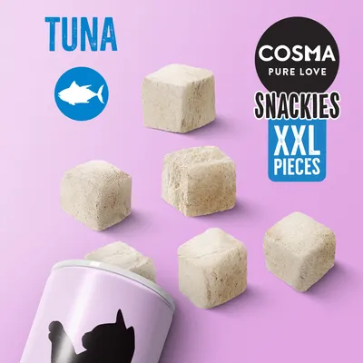 COSMA PURE LOVE SNACKIES XXL PIECES TUNA, morceaux cubiques clairs sortant d’une boîte rose avec silhouette de chat, texte en anglais visible sur l’image.