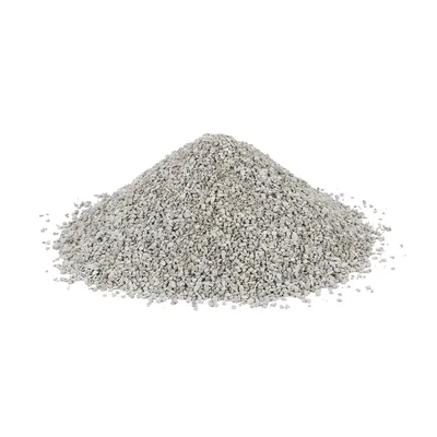 Hoop lichtgrijze, grove korrels kattenbakvulling zonder verpakking zichtbaar, materiaal lijkt mineraal of klei.