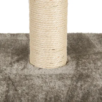 Détail d’un poteau recouvert de corde en sisal sur une base en tissu gris, partie d’un arbre à chat ou griffoir visible.
