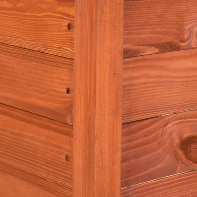 Detalle de esquina de estructura de madera con vetas visibles. Material: madera. Detalle de esquina de estructura de madera con vetas visibles. Material: madera.