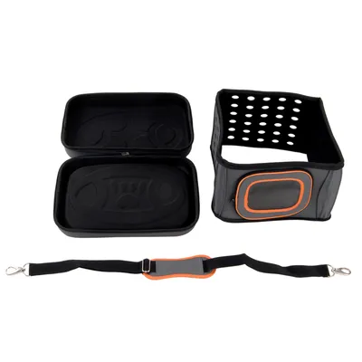 Panier de transport noir pour animal avec parois ajourées, deux plateaux amovibles et une sangle noire à mousquetons, détails orange visibles.