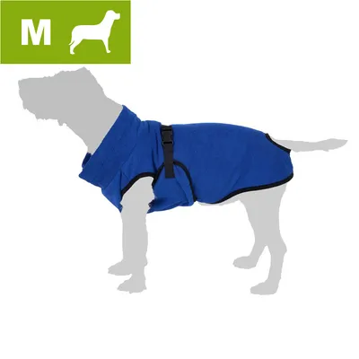 Hundesilhuet med blå hundedækken, sort kant og spænde. Grøn felt øverst med hvid hundesilhuet og bogstavet M for størrelse.