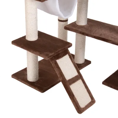 Klatremiljø til kat med brune platforme, sisalbeklædte stolper og skrå rampe med sisaloverflade. Hvid hængekøje synlig øverst.