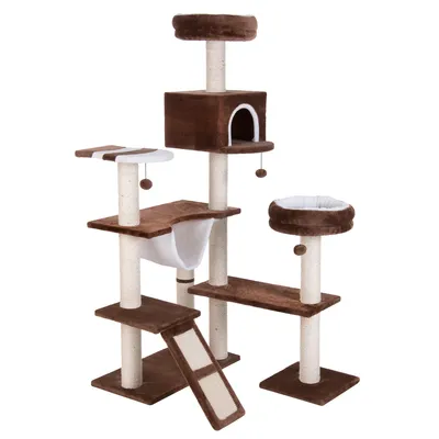 Klatremiljø til katte med flere niveauer, sisalstammer, rampe, hængekøje, to runde senge og en hule. Farver: brun og hvid. Synlige plysmaterialer og legebold på snor.