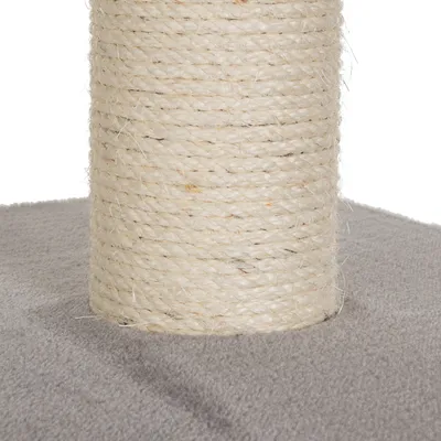 Detalle de poste rascador para gatos con cuerda de sisal beige sobre base tapizada en tela gris.