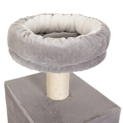 Cama redonda elevada para gatos, tapizada en tela gris y blanca, sobre poste de sisal y base cuadrada forrada de tela gris.