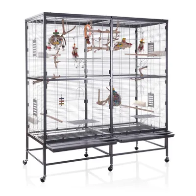 Jaula grande de metal para aves con ruedas, varios columpios y perchas de madera, juguetes colgantes y bandejas extraíbles en la parte inferior.