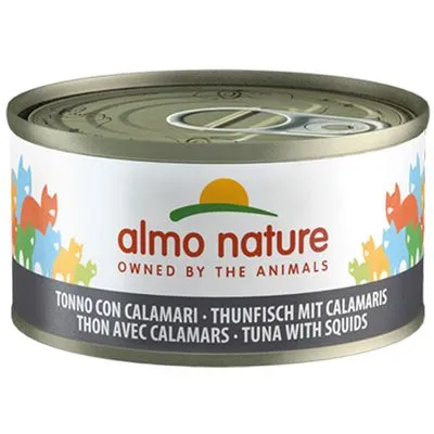 Lata de alimento Almo Nature, texto visível: 'Owned by the Animals'. Sabor: atum com lulas (tonno con calamari, thunfisch mit calamari, thon avec calamars, tuna with squids).