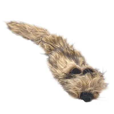 Pitkä, ruskean ja mustan värinen karvainen lelu, jossa näkyvät kaksi mustaa kangaskappaletta päässä. Materiaali: tekoturkis ja kangas.