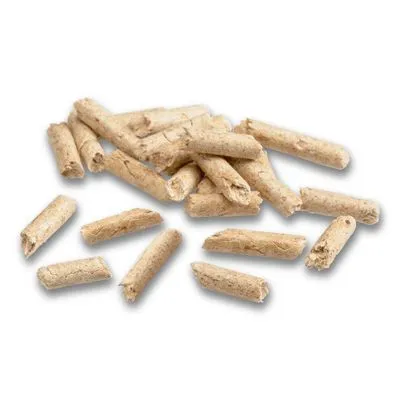Stapel beige cilindervormige pellets, los op een witte achtergrond. Materiaal lijkt samengeperst plantaardig vezel of hout. Geen merknaam of tekst zichtbaar.