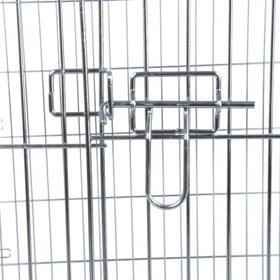 Vedere detaliată a unei închideri metalice pe o cușcă cu grilaj, arată mecanismul de blocare.