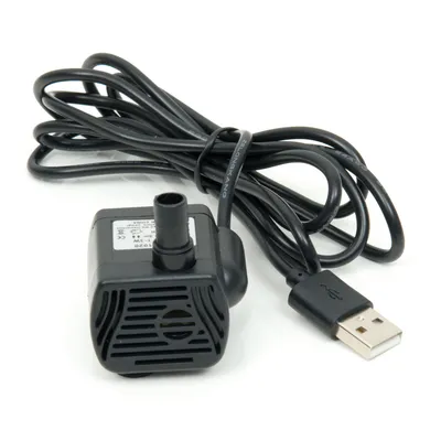 Μαύρη USB αντλία νερού με καλώδιο, κατάλληλη για ενυδρεία ή μικρές υδάτινες εγκαταστάσεις. Ορατές τεχνικές λεπτομέρειες στην αντλία.
