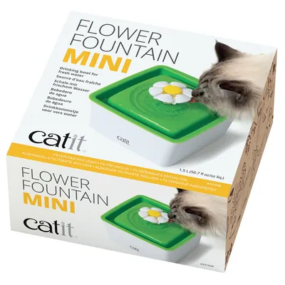 Catit Flower Fountain Mini, juoma-automaatti raikkaalle vedelle, sisältää suodattimen, tilavuus 1,5 l. Kuvassa: kissa juo vihreästä kukkakoristeisesta automaatista.