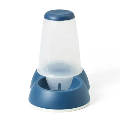 Distributore automatico per cibo o acqua in plastica blu e trasparente, con serbatoio verticale e ciotola integrata alla base.