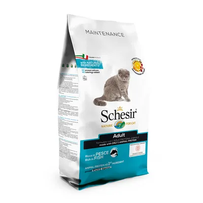 Balení krmiva Schesir Nature for Cat Adult, Rich in Fish, s obrázkem šedé kočky. Text: with natural ingredients, no preservatives, no coloring added, animal protein as 1st ingredient.