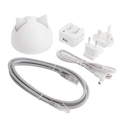 Sæt bestående af hvid enhed med katteører, netadapter, to stik, ethernetkabel og USB-kabel. Tilbehør til elektroniske enheder.