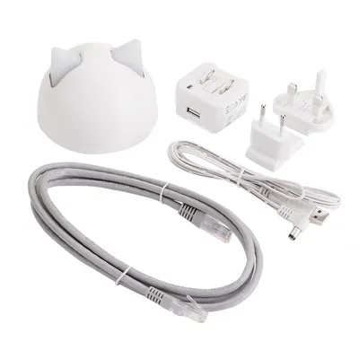 Set iz belega aparata z mačjimi ušesi, napajalnika z različnimi vtiči, ethernetnega kabla in USB-kabla.