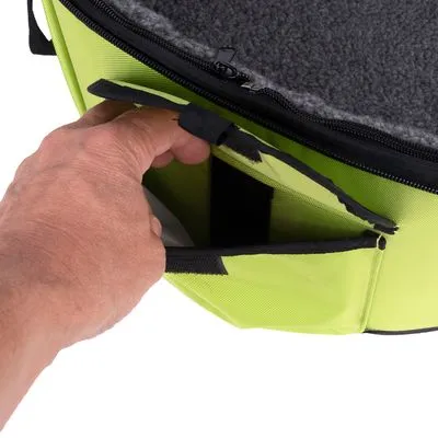 Detail van een hand die een open zijvak met klittenbandsluiting toont aan een groene tas met grijze fleecevoering. Materiaal: textiel en fleece zichtbaar.