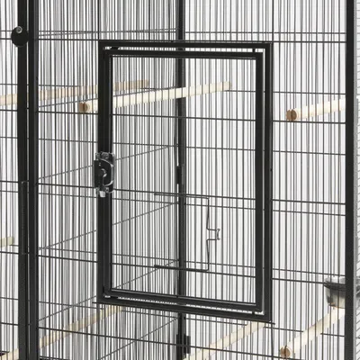 Cușcă din metal negru cu ușă și bare din lemn în interior, potrivită pentru păsări sau animale mici.