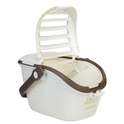 Boîte de transport blanche avec poignée marron et couvercle rabattable, adaptée aux animaux de compagnie. Design aéré en plastique.