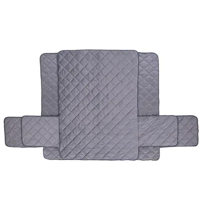 Prešívaná sivá podložka s piatimi obdĺžnikovými časťami, materiál textil, bez viditeľnej značky alebo textu.