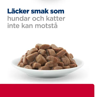 Text: Läcker smak som hundar och katter inte kan motstå. Skål med bruna bitar av våtfoder i sås.