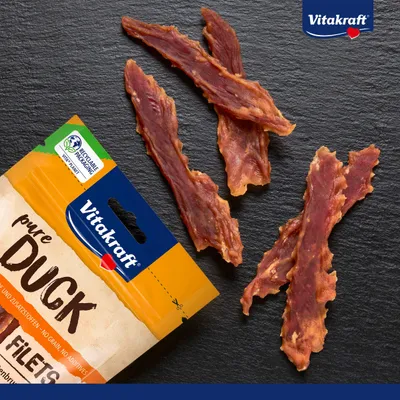 Vitakraft pure Duck Filets, tørrede andefiletsstrimler og emballage med henvisning til genanvendelig emballage, uden korn og tilsætningsstoffer. Vitakraft pure Duck Filets, tørrede andefiletsstrimler og emballage med henvisning til genanvendelig emballage, uden korn og tilsætningsstoffer.