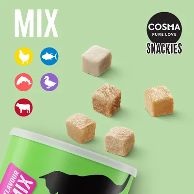 Cosma Snackies Mix. Gefriergetrocknete Snacks in Würfelform mit Huhn, Fisch, Ente, Rind und Lachs. Grünes Design mit Produktabbildung.