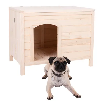 Niche en bois clair avec ouverture frontale, un petit chien de type carlin assis devant l'entrée. Matériau visible : bois.