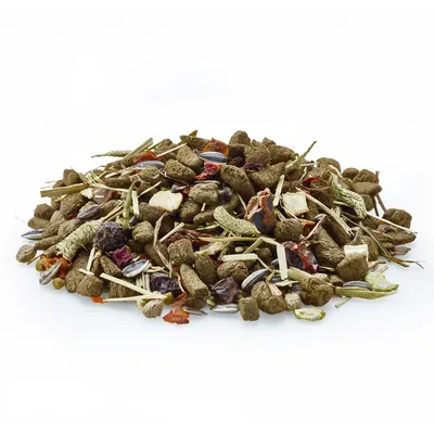 Mélange d’aliments pour petits animaux, composé de granulés, graines, morceaux de légumes séchés et herbes visibles sur fond blanc. Aucun emballage ou marque apparente.