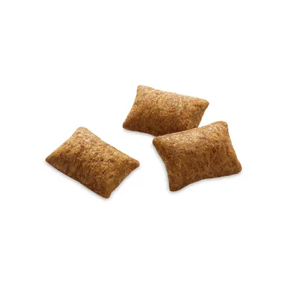 Drei kissenförmige Snacks mit brauner Oberfläche, sichtbar als Einzelstücke.